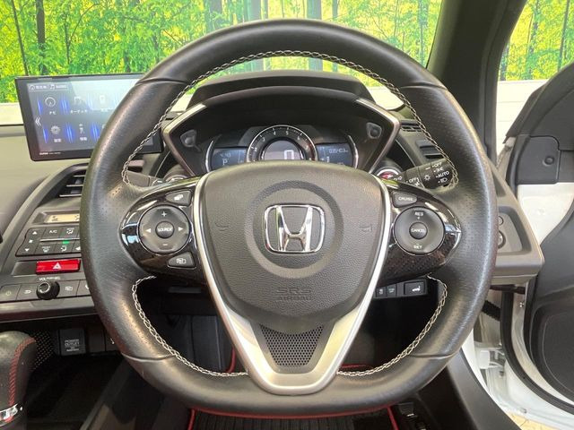 �C���e���A�ɍ��킹���f�U�C���̃X�e�A�����O�́A�^�]�������̂��Ƃ��l���A�^�]���₷���`��A�傫���ł��B�����x�A���ۂɐG���Ă��m���߂��������B
