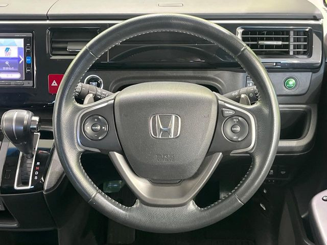 �C���e���A�ɍ��킹���f�U�C���̃X�e�A�����O�́A�^�]�������̂��Ƃ��l���A�^�]���₷���`��A�傫���ł��B�����x�A���ۂɐG���Ă��m���߂��������B