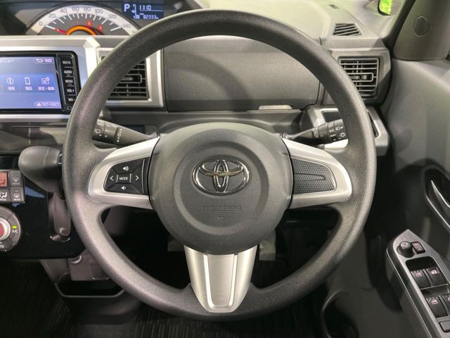 �C���e���A�ɍ��킹���f�U�C���̃X�e�A�����O�́A�^�]�������̂��Ƃ��l���A�^�]���₷���`��A�傫���ł��B�����x�A���ۂɐG���Ă��m���߂��������B