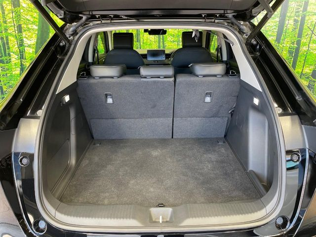 積み下ろしのしやすいデッキにはたっぷりと荷物を積み込んでいただけます。遊びから仕事まで、様々なシーンで頼れます♪