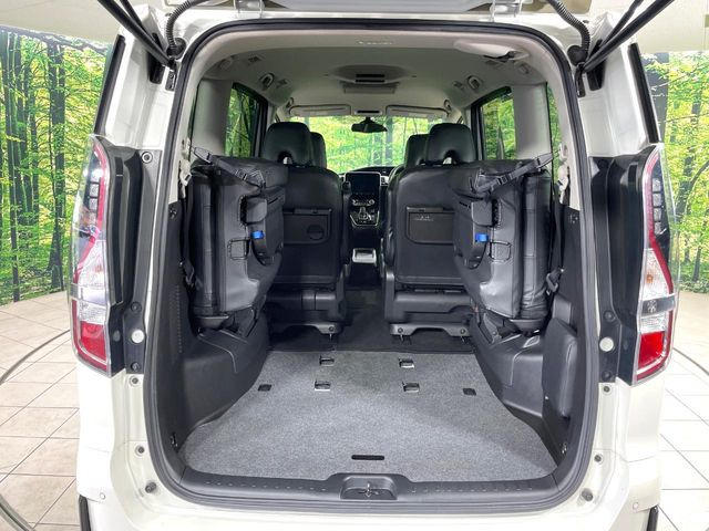 ���i�̂���������ʋ΁A���}���ɏ\���ȉ׎��X�y�[�X���m�ۂ��Ă���܂��B�Z�J���h�V�[�g��|���ƁA�傫�ȉו��̐ύڂ��\�ł���