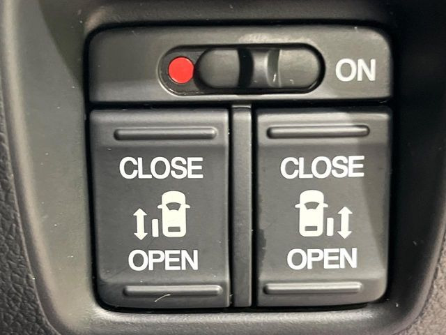 【両側パワースライドドア】スマートキーや運転席のスイッチで後席両側スライドドアの開閉が可能♪電動だから力を入れてドアを開ける必要が無く、小さなお子様でも簡単に開け閉めでき快適です♪