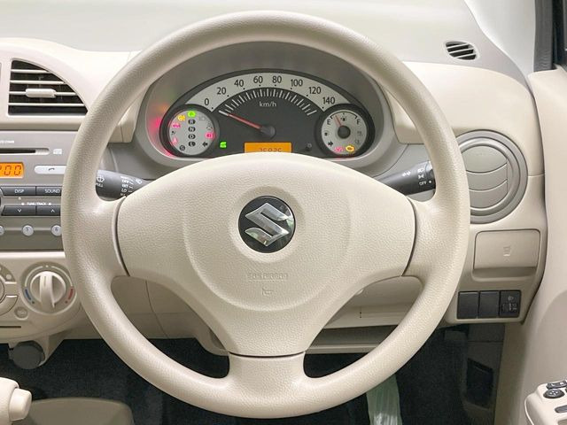�C���e���A�ɍ��킹���f�U�C���̃X�e�A�����O�́A�^�]�������̂��Ƃ��l���A�^�]���₷���`��A�傫���ł��B�����x�A���ۂɐG���Ă��m���߂��������B