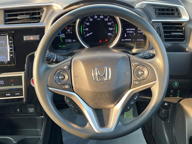 �C���e���A�ɍ��킹���f�U�C���̃X�e�A�����O�́A�^�]�������̂��Ƃ��l���A�^�]���₷���`��A�傫���ł��B�����x�A���ۂɐG���Ă��m���߂��������B