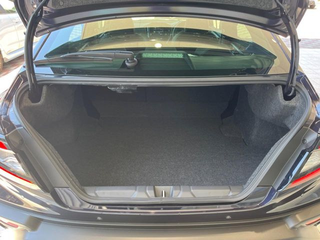 積み下ろしのしやすいデッキにはたっぷりと荷物を積み込んでいただけます。遊びから仕事まで、様々なシーンで頼れます♪