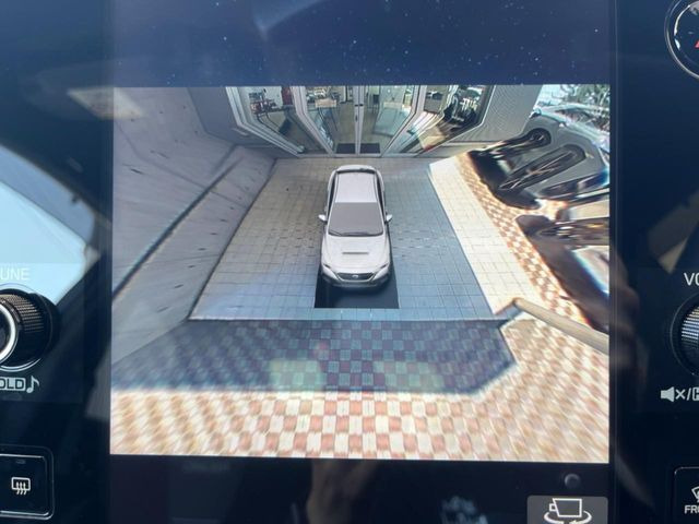 【マルチテレインモニター】車のフロントやサイドのカメラ画像を同時にモニター表示することで、悪路や狭い道を走行時でも周囲の状況確認ができ安心!本格SUVにうれしい装備です♪