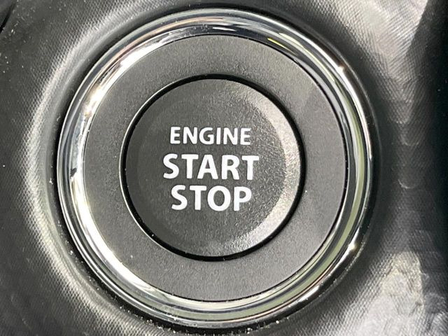 【キーレススタートシステム】カバンやポケットに入れたままでもドアの施錠・解錠が可能なスマートキーを装備。エンジンのオン・オフ時もカギを取り出す必要が無いからとっても便利です♪