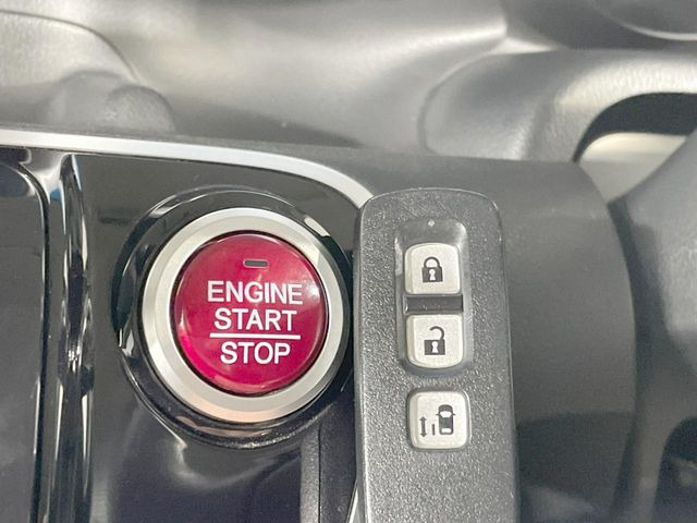 �yHonda�X�}�[�g�L�[�z�J�o����|�P�b�g�ɓ��ꂽ�܂܂ł��h�A�̎{���E�������\�ȃX�}�[�g�L�[�𑕔��B�G���W���̃I���E�I�t�����J�M�����o���K�v����������Ƃ��Ă��֗��ł���