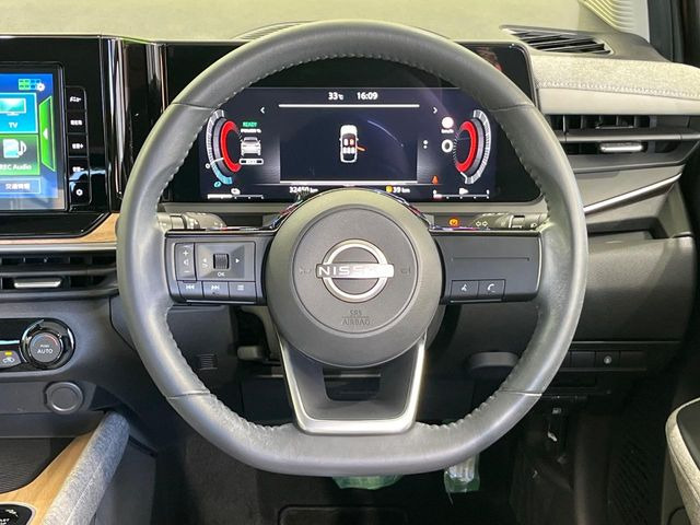 �C���e���A�ɍ��킹���f�U�C���̃X�e�A�����O�́A�^�]�������̂��Ƃ��l���A�^�]���₷���`��A�傫���ł��B�����x�A���ۂɐG���Ă��m���߂��������B