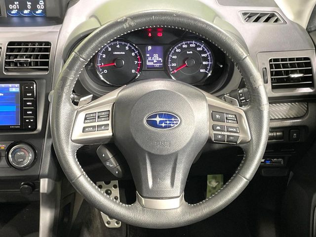 �C���e���A�ɍ��킹���f�U�C���̃X�e�A�����O�́A�^�]�������̂��Ƃ��l���A�^�]���₷���`��A�傫���ł��B�����x�A���ۂɐG���Ă��m���߂��������B