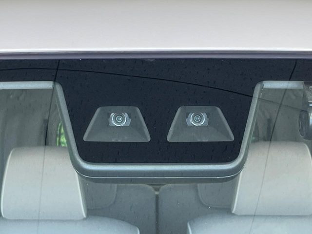 【スマートアシスト】走行中に前方の車両等を認識し、衝突しそうな時は警報とブレーキで衝突回避と被害軽減をアシスト。より安全にドライブをお楽しみいただけます。