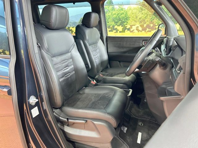 運転席シート廻りは使用感も少なく、良好な状態となっています。丁寧に使われていたことがよくわかりますね。