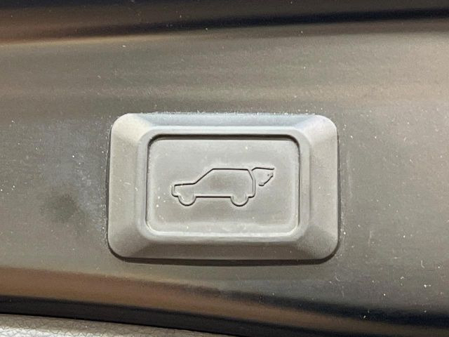 【パワーバックドア】スマートキーや運転席のボタンを押すだけでリアゲートが自動で開閉します!荷物を持っている時や、高い位置にあるバックドアを閉める際に便利な機能です♪