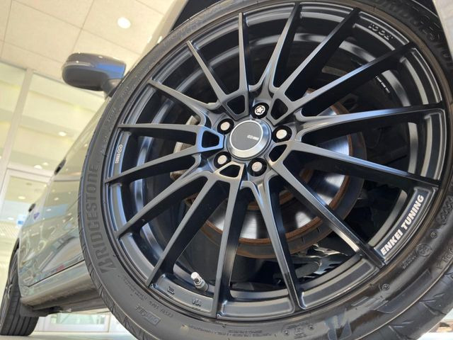 �y18�C���`�A���~�z�C�[���z�O�ςɃ}�b�`�����A���~�z�C�[���𑕒����Ă���܂��B�e��A���~�z�C�[����A�X�^�b�h���X�^�C�����戵�����Ă���܂��B���񂲑��k����������