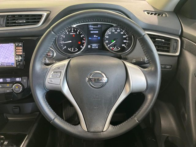 �C���e���A�ɍ��킹���f�U�C���̃X�e�A�����O�́A�^�]�������̂��Ƃ��l���A�^�]���₷���`��A�傫���ł��B�����x�A���ۂɐG���Ă��m���߂��������B