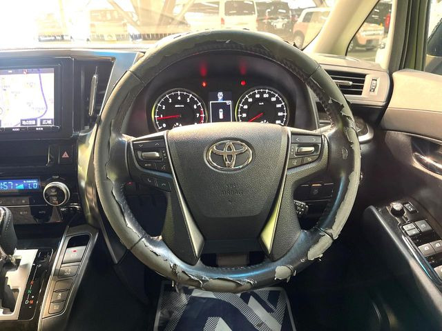 �C���e���A�ɍ��킹���f�U�C���̃X�e�A�����O�́A�^�]�������̂��Ƃ��l���A�^�]���₷���`��A�傫���ł��B�����x�A���ۂɐG���Ă��m���߂��������B
