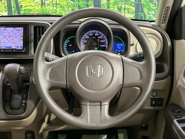 �C���e���A�ɍ��킹���f�U�C���̃X�e�A�����O�́A�^�]�������̂��Ƃ��l���A�^�]���₷���`��A�傫���ł��B�����x�A���ۂɐG���Ă��m���߂��������B