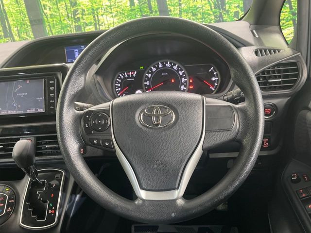 �C���e���A�ɍ��킹���f�U�C���̃X�e�A�����O�́A�^�]�������̂��Ƃ��l���A�^�]���₷���`��A�傫���ł��B�����x�A���ۂɐG���Ă��m���߂��������B