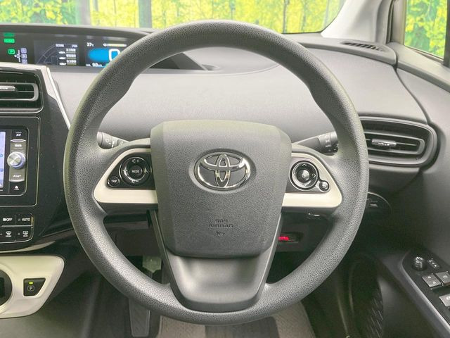 �C���e���A�ɍ��킹���f�U�C���̃X�e�A�����O�́A�^�]�������̂��Ƃ��l���A�^�]���₷���`��A�傫���ł��B�����x�A���ۂɐG���Ă��m���߂��������B