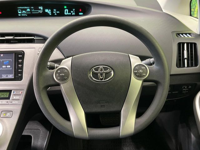 �C���e���A�ɍ��킹���f�U�C���̃X�e�A�����O�́A�^�]�������̂��Ƃ��l���A�^�]���₷���`��A�傫���ł��B�����x�A���ۂɐG���Ă��m���߂��������B