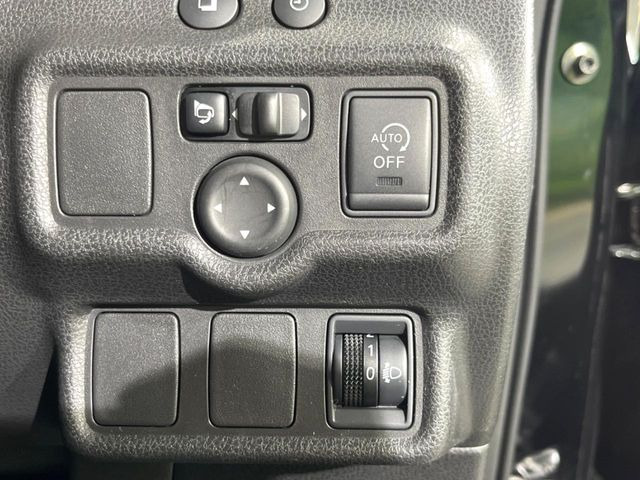 【アイドリングストップ】赤信号や渋滞で停車した際にエンジンを停止し、無駄な燃料の消費を抑えます。燃費向上や環境保護につなげる機能♪エンジンはブレーキを離せば再始動します。