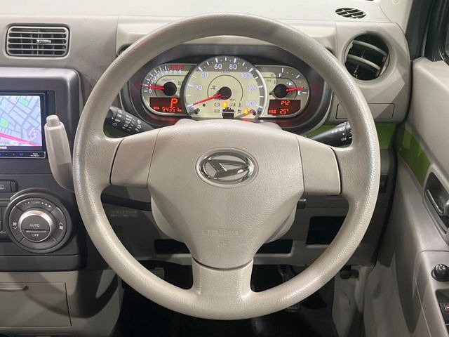 �C���e���A�ɍ��킹���f�U�C���̃X�e�A�����O�́A�^�]�������̂��Ƃ��l���A�^�]���₷���`��A�傫���ł��B�����x�A���ۂɐG���Ă��m���߂��������B