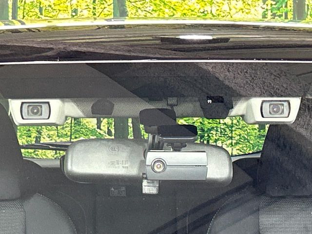 【アイサイトVer3】前方の車両等を検知し、衝突しそうな時は警報で注意を促し、ブレーキを踏む力をサポート。ブレーキを踏めなかった場合は衝突被害軽減ブレーキが作動、衝突回避をサポートします。