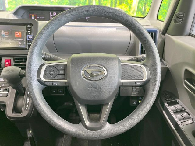 インテリアに合わせたデザインのステアリングは、運転される方のことも考え、運転しやすい形状、大きさです。是非一度、実際に触ってお確かめください。