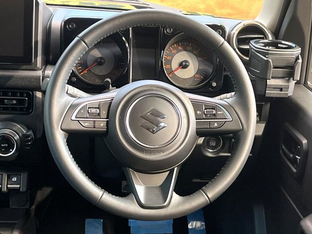 �C���e���A�ɍ��킹���f�U�C���̃X�e�A�����O�́A�^�]�������̂��Ƃ��l���A�^�]���₷���`��A�傫���ł��B�����x�A���ۂɐG���Ă��m���߂��������B