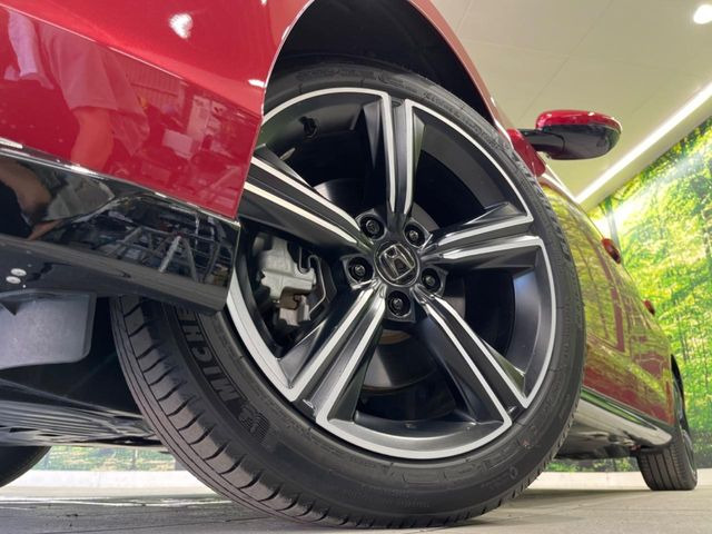 �y����18�C���`�A���~�z�C�[���z�O�ςɃ}�b�`���������A���~�z�C�[���𑕒����Ă���܂��B�e��ЊO�A���~�z�C�[����A�X�^�b�h���X�^�C�����戵�����Ă���܂��B���񂲑��k����������