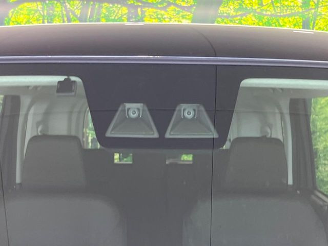【スマートアシスト】走行中に前方の車両等を認識し、衝突しそうな時は警報とブレーキで衝突回避と被害軽減をアシスト。より安全にドライブをお楽しみいただけます。
