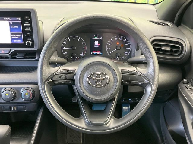 �C���e���A�ɍ��킹���f�U�C���̃X�e�A�����O�́A�^�]�������̂��Ƃ��l���A�^�]���₷���`��A�傫���ł��B�����x�A���ۂɐG���Ă��m���߂��������B