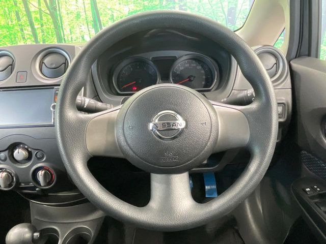�C���e���A�ɍ��킹���f�U�C���̃X�e�A�����O�́A�^�]�������̂��Ƃ��l���A�^�]���₷���`��A�傫���ł��B�����x�A���ۂɐG���Ă��m���߂��������B