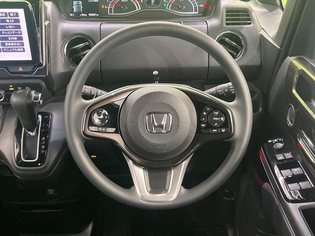 �C���e���A�ɍ��킹���f�U�C���̃X�e�A�����O�́A�^�]�������̂��Ƃ��l���A�^�]���₷���`��A�傫���ł��B�����x�A���ۂɐG���Ă��m���߂��������B