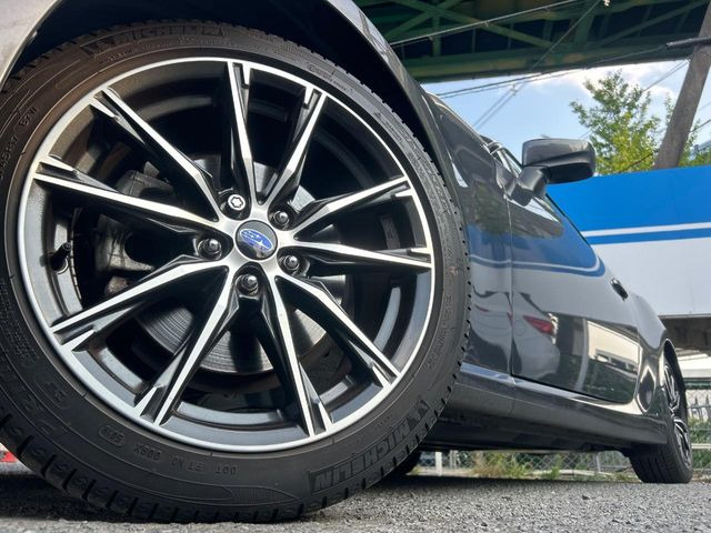 �y����18�C���`�A���~�z�C�[���z�O�ςɃ}�b�`���������A���~�z�C�[���𑕒����Ă���܂��B�e��ЊO�A���~�z�C�[����A�X�^�b�h���X�^�C�����戵�����Ă���܂��B���񂲑��k����������