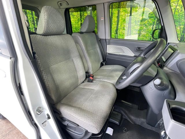 運転席まわりには十分なスペースがあり、大柄な方でもゆったり運転していただける環境です。