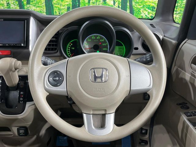 �C���e���A�ɍ��킹���f�U�C���̃X�e�A�����O�́A�^�]�������̂��Ƃ��l���A�^�]���₷���`��A�傫���ł��B�����x�A���ۂɐG���Ă��m���߂��������B