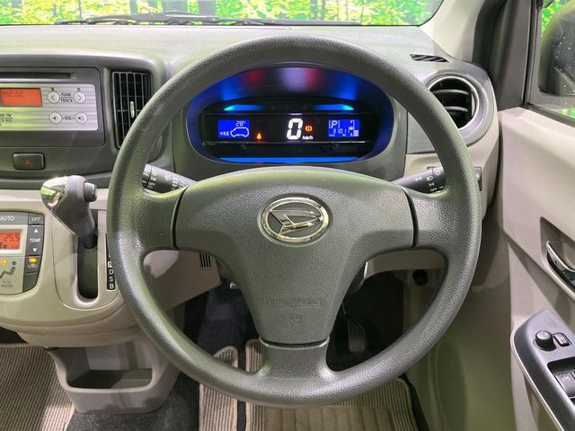 �C���e���A�ɍ��킹���f�U�C���̃X�e�A�����O�́A�^�]�������̂��Ƃ��l���A�^�]���₷���`��A�傫���ł��B�����x�A���ۂɐG���Ă��m���߂��������B