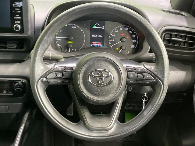 �C���e���A�ɍ��킹���f�U�C���̃X�e�A�����O�́A�^�]�������̂��Ƃ��l���A�^�]���₷���`��A�傫���ł��B�����x�A���ۂɐG���Ă��m���߂��������B
