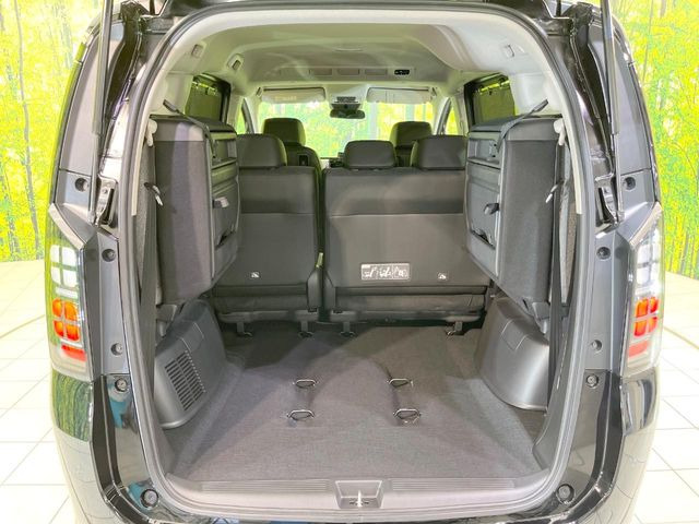 積み下ろしのしやすいデッキにはたっぷりと荷物を積み込んでいただけます。遊びから仕事まで、様々なシーンで頼れます♪