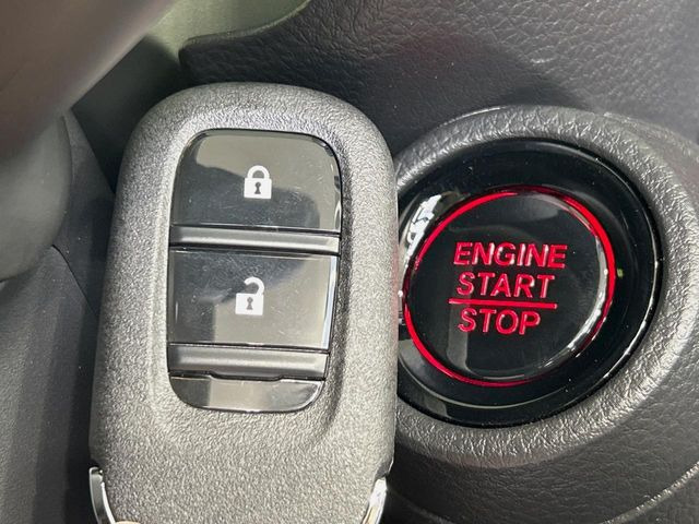 �yHonda�X�}�[�g�L�[�z�J�o����|�P�b�g�ɓ��ꂽ�܂܂ł��h�A�̎{���E�������\�ȃX�}�[�g�L�[�𑕔��B�G���W���̃I���E�I�t�����J�M�����o���K�v����������Ƃ��Ă��֗��ł���