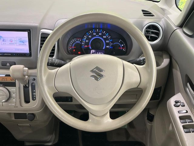 �C���e���A�ɍ��킹���f�U�C���̃X�e�A�����O�́A�^�]�������̂��Ƃ��l���A�^�]���₷���`��A�傫���ł��B�����x�A���ۂɐG���Ă��m���߂��������B