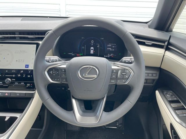 �C���e���A�ɍ��킹���f�U�C���̃X�e�A�����O�́A�^�]�������̂��Ƃ��l���A�^�]���₷���`��A�傫���ł��B�����x�A���ۂɐG���Ă��m���߂��������B