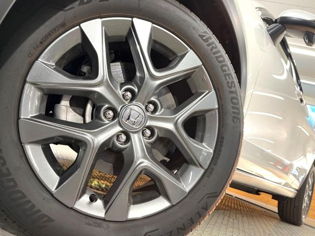 �y����18�C���`�A���~�z�C�[���z�O�ςɃ}�b�`���������A���~�z�C�[���𑕒����Ă���܂��B�e��ЊO�A���~�z�C�[����A�X�^�b�h���X�^�C�����戵�����Ă���܂��B���񂲑��k����������