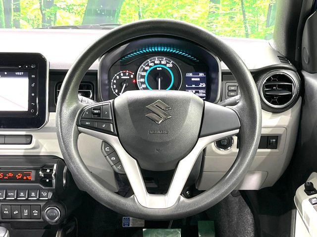 �C���e���A�ɍ��킹���f�U�C���̃X�e�A�����O�́A�^�]�������̂��Ƃ��l���A�^�]���₷���`��A�傫���ł��B�����x�A���ۂɐG���Ă��m���߂��������B