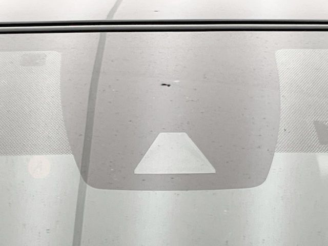 【プリクラッシュセーフティ】前方の車両等を検知し、衝突しそうな時は警報で注意を促し、ブレーキを踏む力をサポート。ブレーキを踏めなかった場合は衝突被害軽減ブレーキが作動、衝突回避をサポートします。