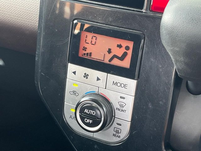 【オートエアコン】一度お好みの温度に設定すれば、車内の温度を検知し風量や温度を自動で調整。暑い&hellip;寒い&hellip;と何度もスイッチ操作をする必要はありません。快適な車内空間には必須の機能ですね♪