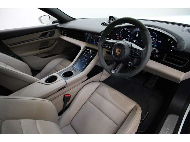 �x�[�X�O���[�h�Ȃ���408PS�𔭊����A0-100km/h����4.8�b�Ƃ����\���ȃX�|�[�c���\�������B0�`80%�[�d���x�͖�18���ŉ\�B