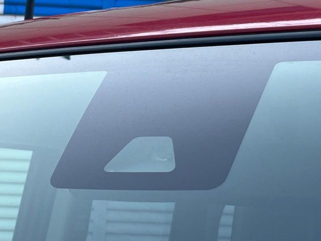 【スマートアシスト2】走行中に前方の車両等を認識し、衝突しそうな時は警報とブレーキで衝突回避と被害軽減をアシスト。より安全にドライブをお楽しみいただけます。