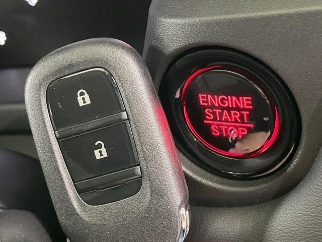 �yHonda�X�}�[�g�L�[�z�J�o����|�P�b�g�ɓ��ꂽ�܂܂ł��h�A�̎{���E�������\�ȃX�}�[�g�L�[�𑕔��B�G���W���̃I���E�I�t�����J�M�����o���K�v����������Ƃ��Ă��֗��ł���